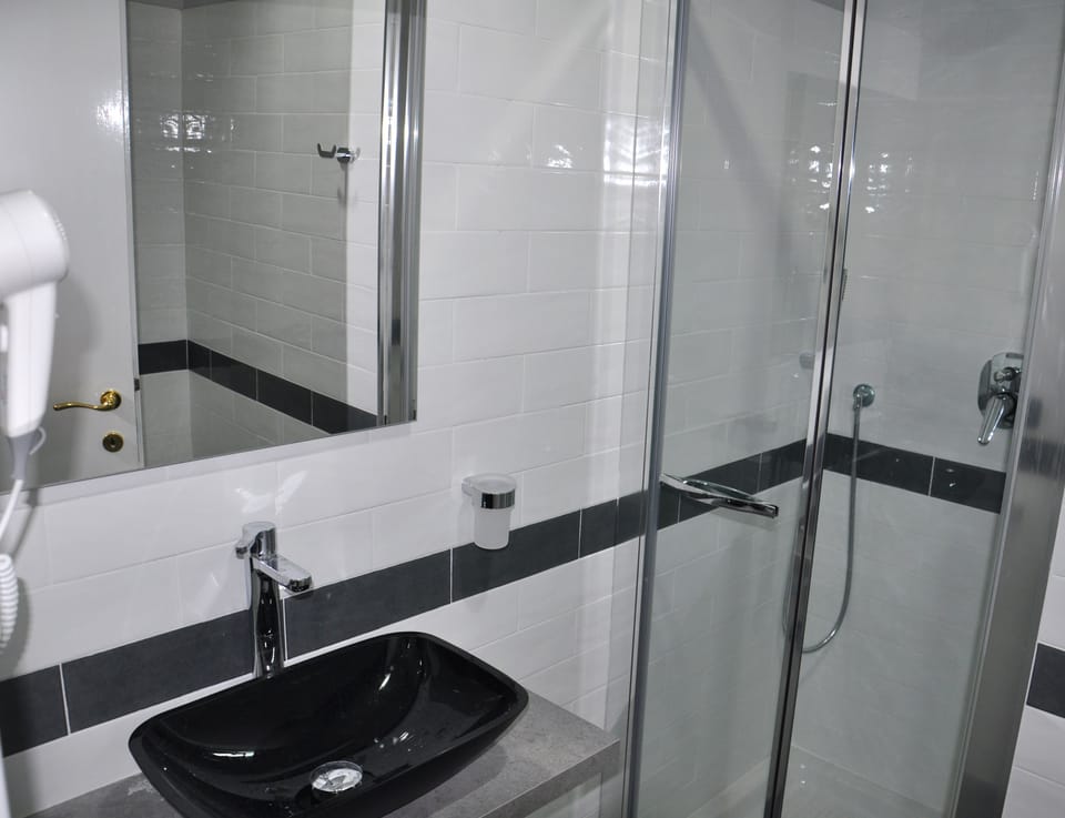 Shower, rainfall showerhead, free toiletries, hair dryer