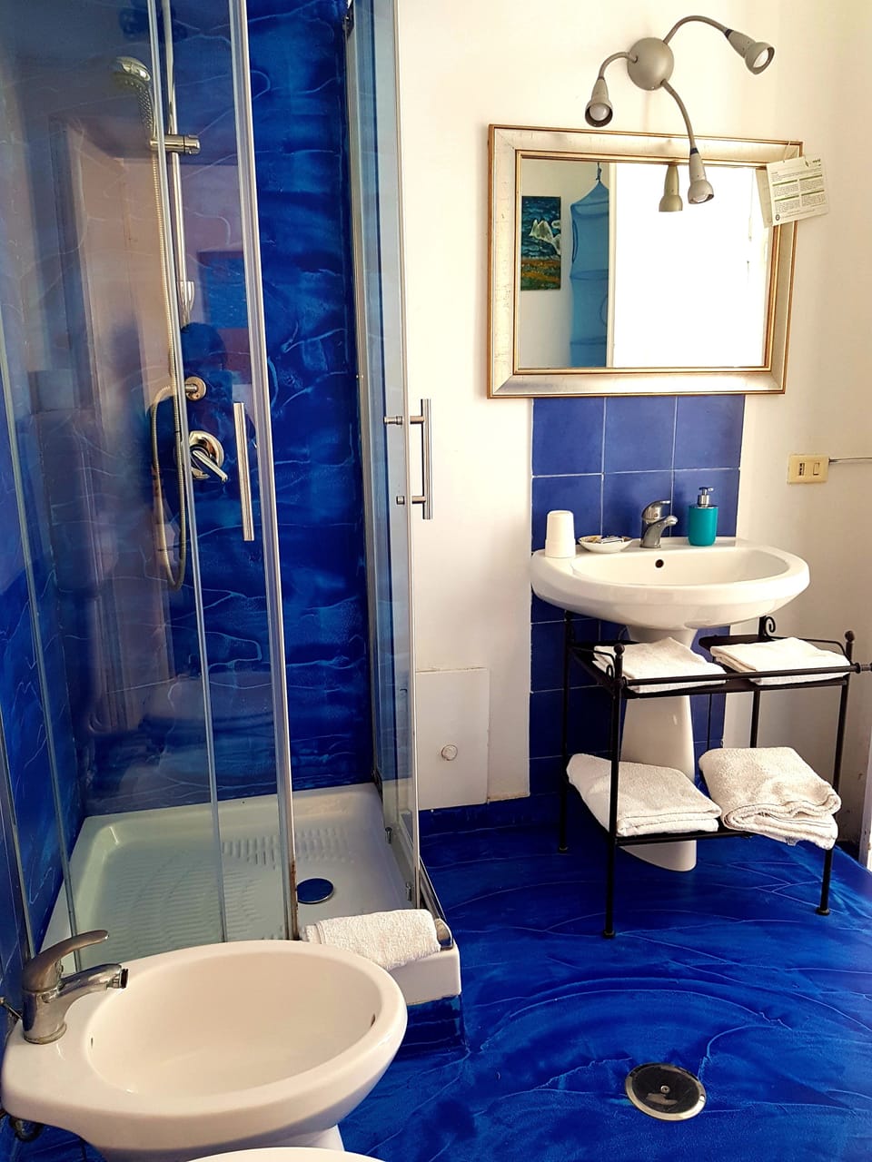 Triple Room | Bathroom | Shower, hydromassage showerhead, free toiletries, hair dryer