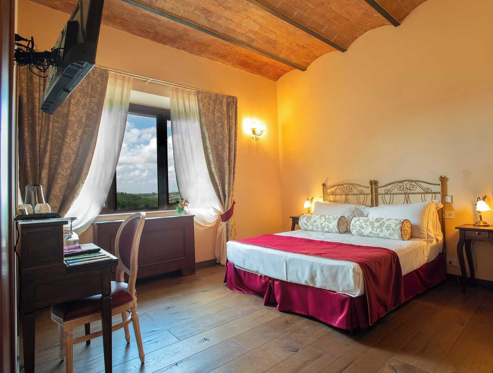 Deluxe Double Room, Valley View | In-room safe, desk, blackout drapes, soundproofing