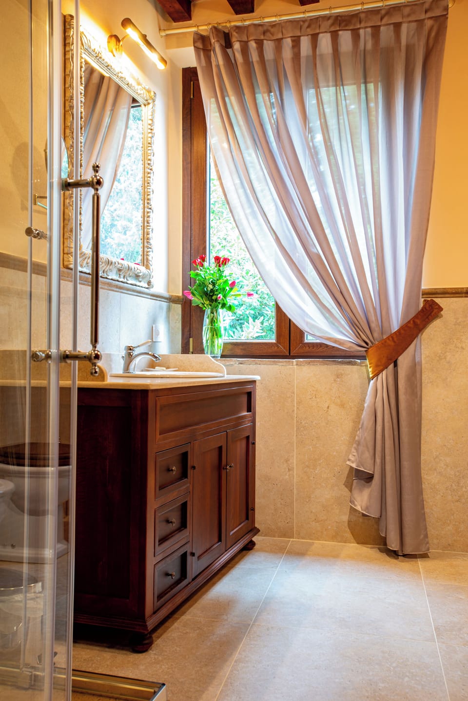 Classic Triple Room | Bathroom | Shower, free toiletries, hair dryer, bathrobes