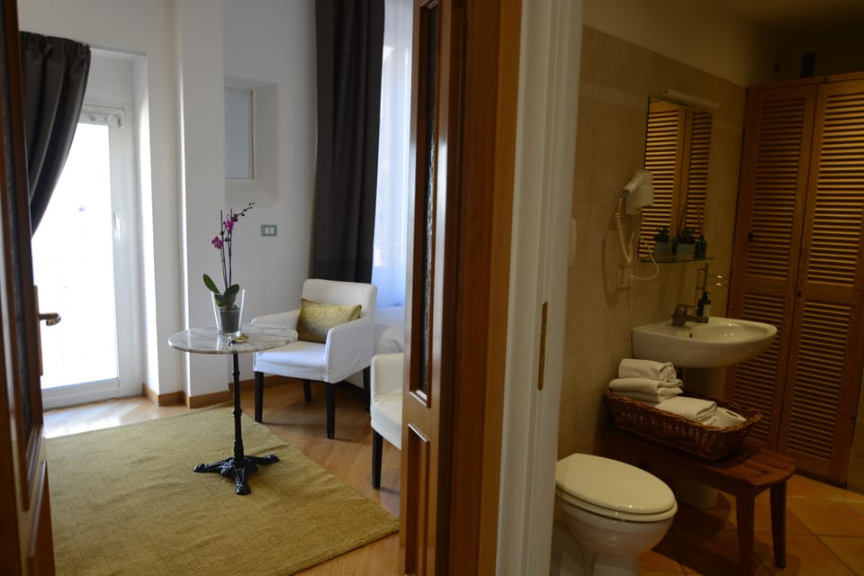 deluxe double room with independent entrance | Hypo-allergenic bedding available, down comforters, memory foam beds