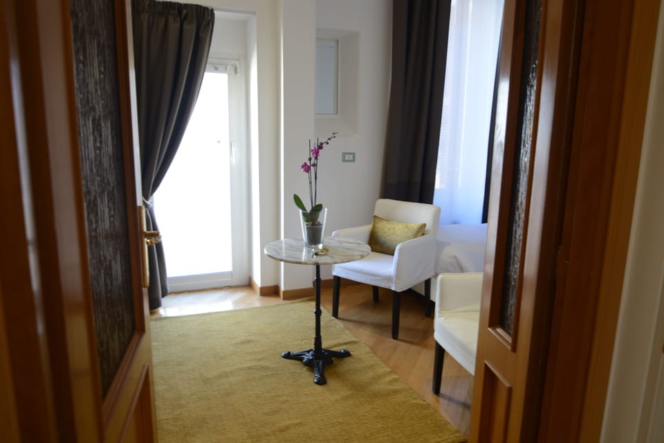 deluxe double room with independent entrance | Hypo-allergenic bedding available, down comforters, memory foam beds