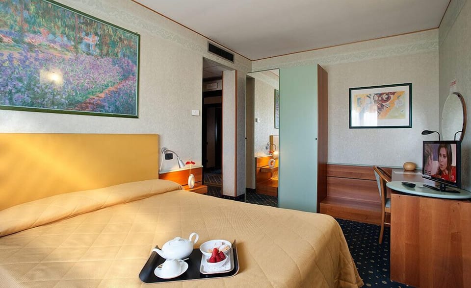 Desk, soundproofing, free WiFi, bed sheets