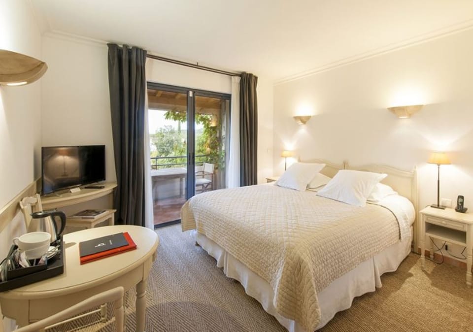 Comfort Double Room, Bathtub | Premium bedding, minibar, in-room safe, individually decorated