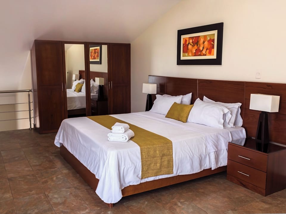 Suite (Master) | Minibar, desk, soundproofing, free WiFi