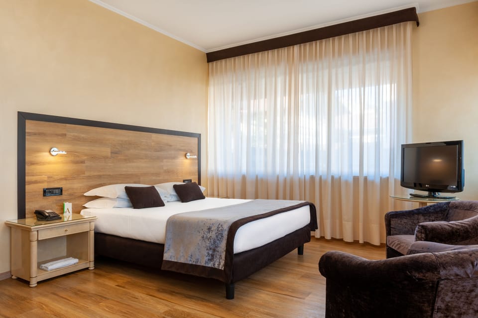 Premium Studio Suite, Allergy Friendly | Down comforters, pillowtop beds, minibar, in-room safe