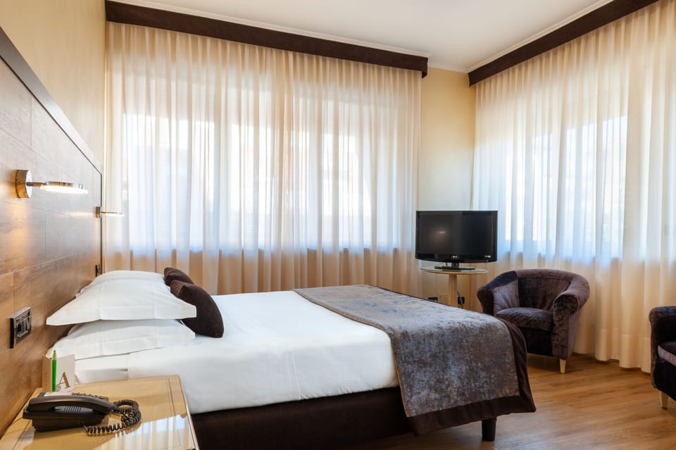 Premium Studio Suite, Allergy Friendly | Down comforters, pillowtop beds, minibar, in-room safe