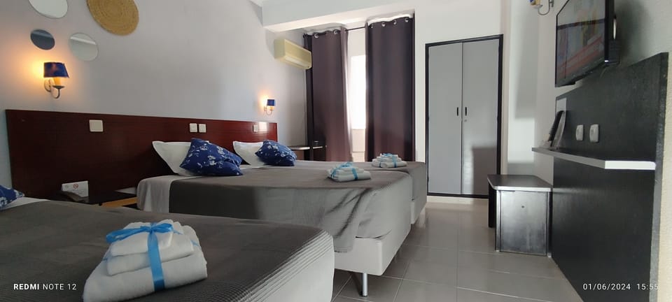 Triple Room | Blackout drapes, free WiFi, bed sheets
