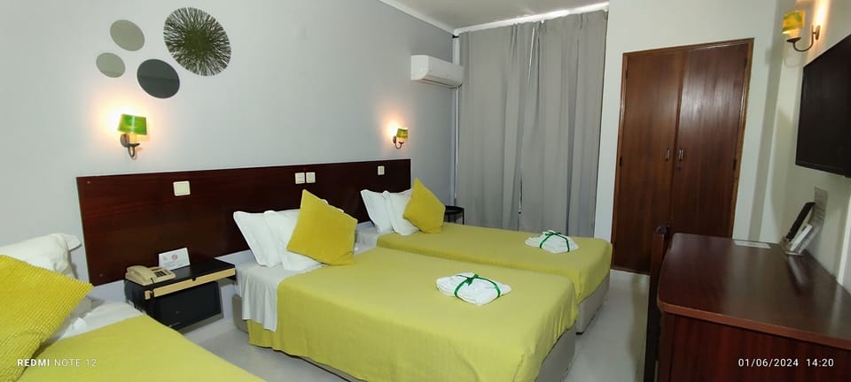Triple Room | Blackout drapes, free WiFi, bed sheets
