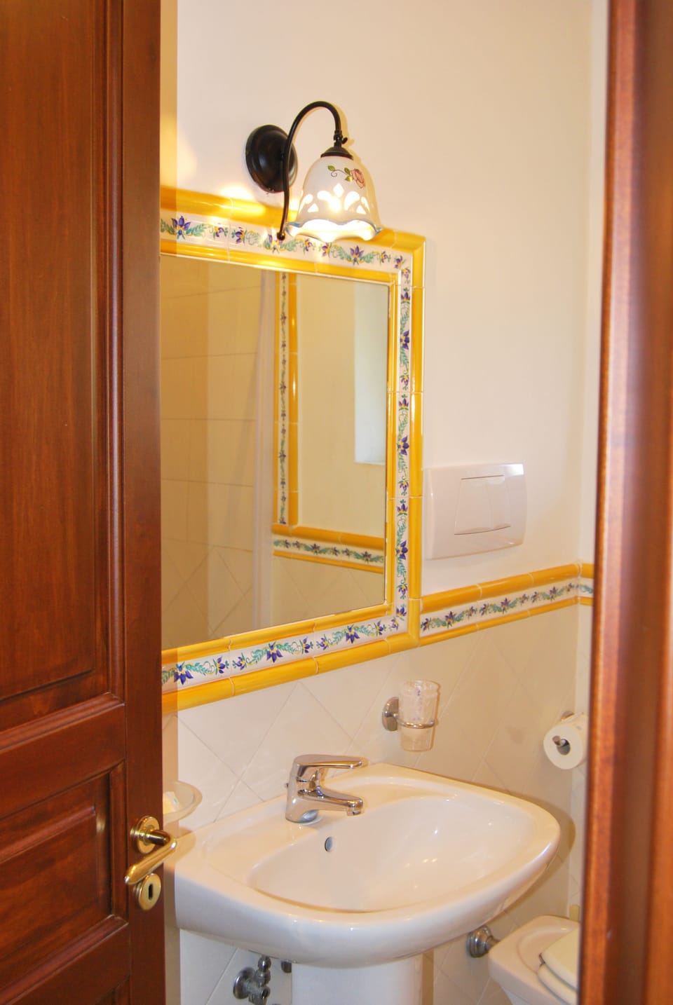 Shower, hair dryer, slippers, bidet
