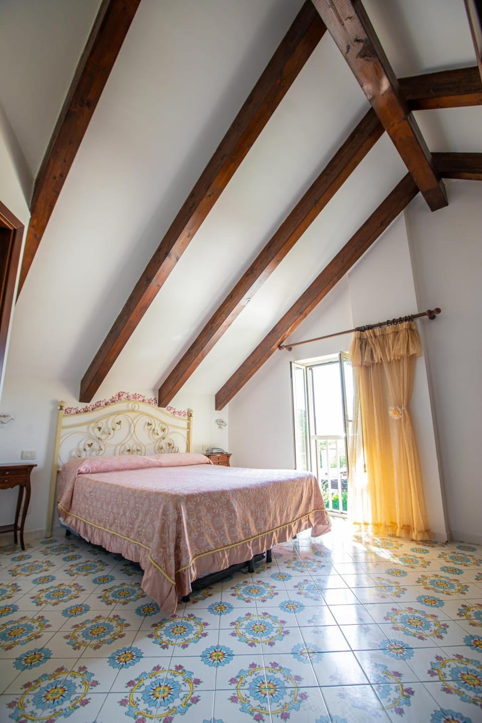 Double Room | Down comforters, pillowtop beds, desk, soundproofing
