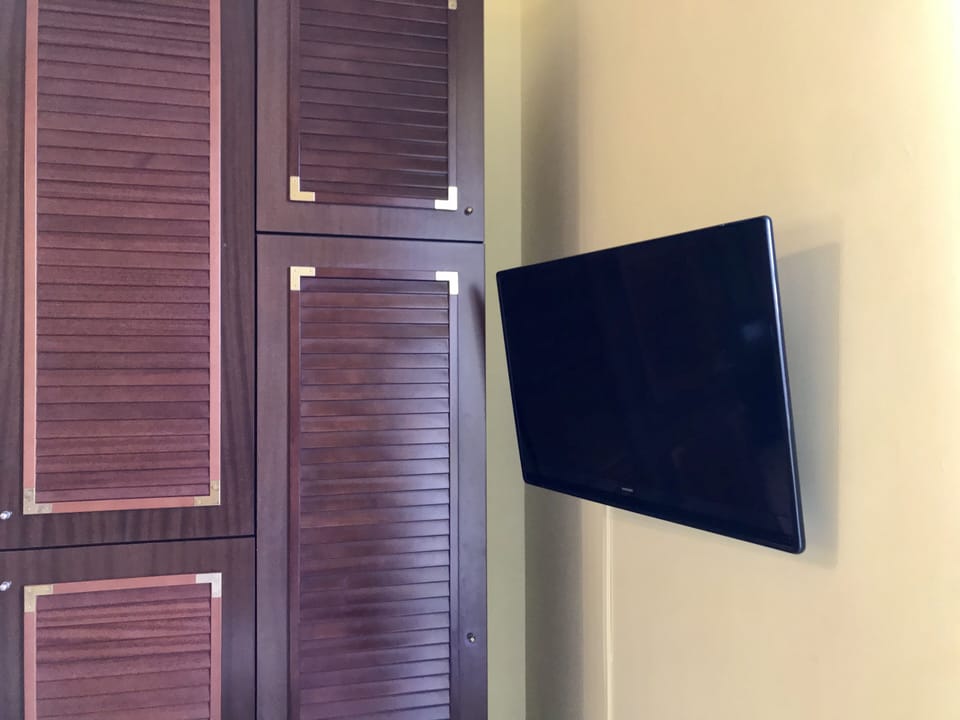 Select Comfort beds, desk, free WiFi, bed sheets