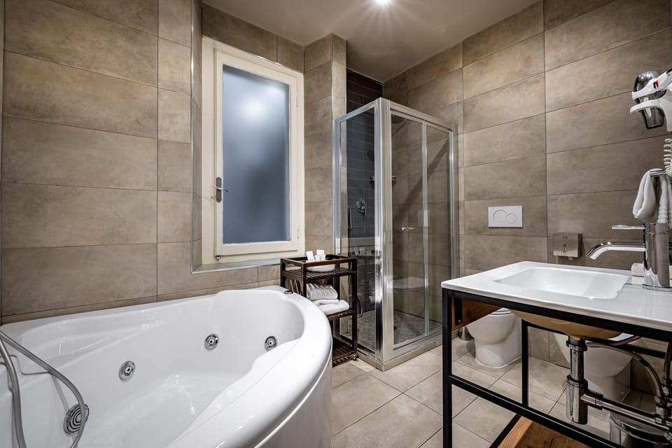 Superior Double Room | Bathroom | Free toiletries, hair dryer, bidet, towels