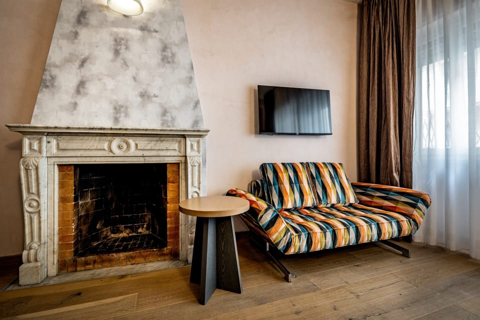 Deluxe Double Room, 1 Queen Bed | Down comforters, in-room safe, desk, laptop workspace