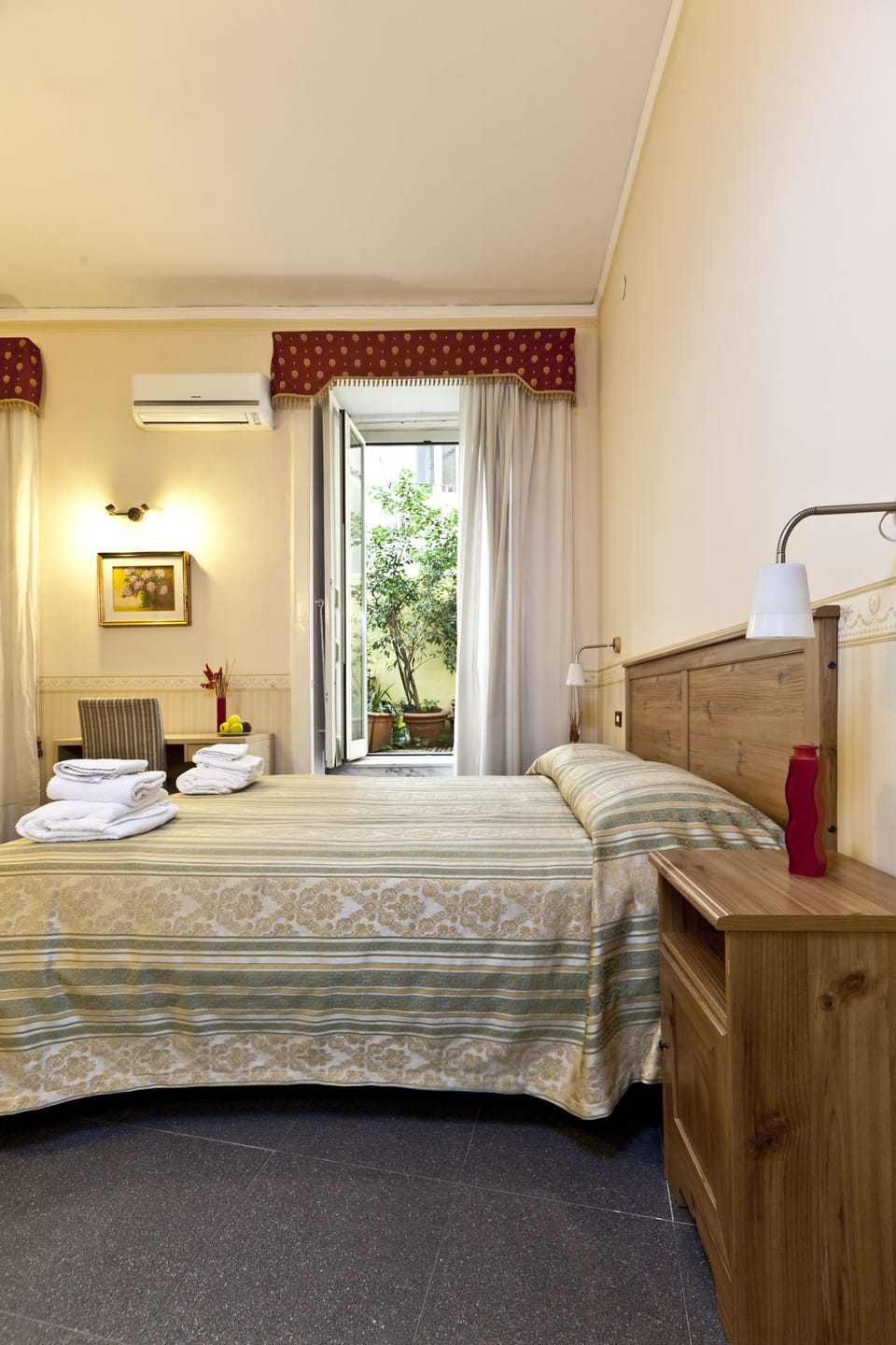 Triple Room | In-room safe, desk, iron/ironing board, free WiFi