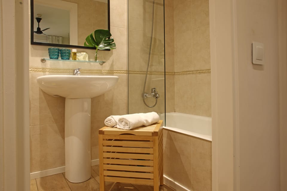 Economy Double Room | Bathroom | Towels, soap, shampoo, toilet paper