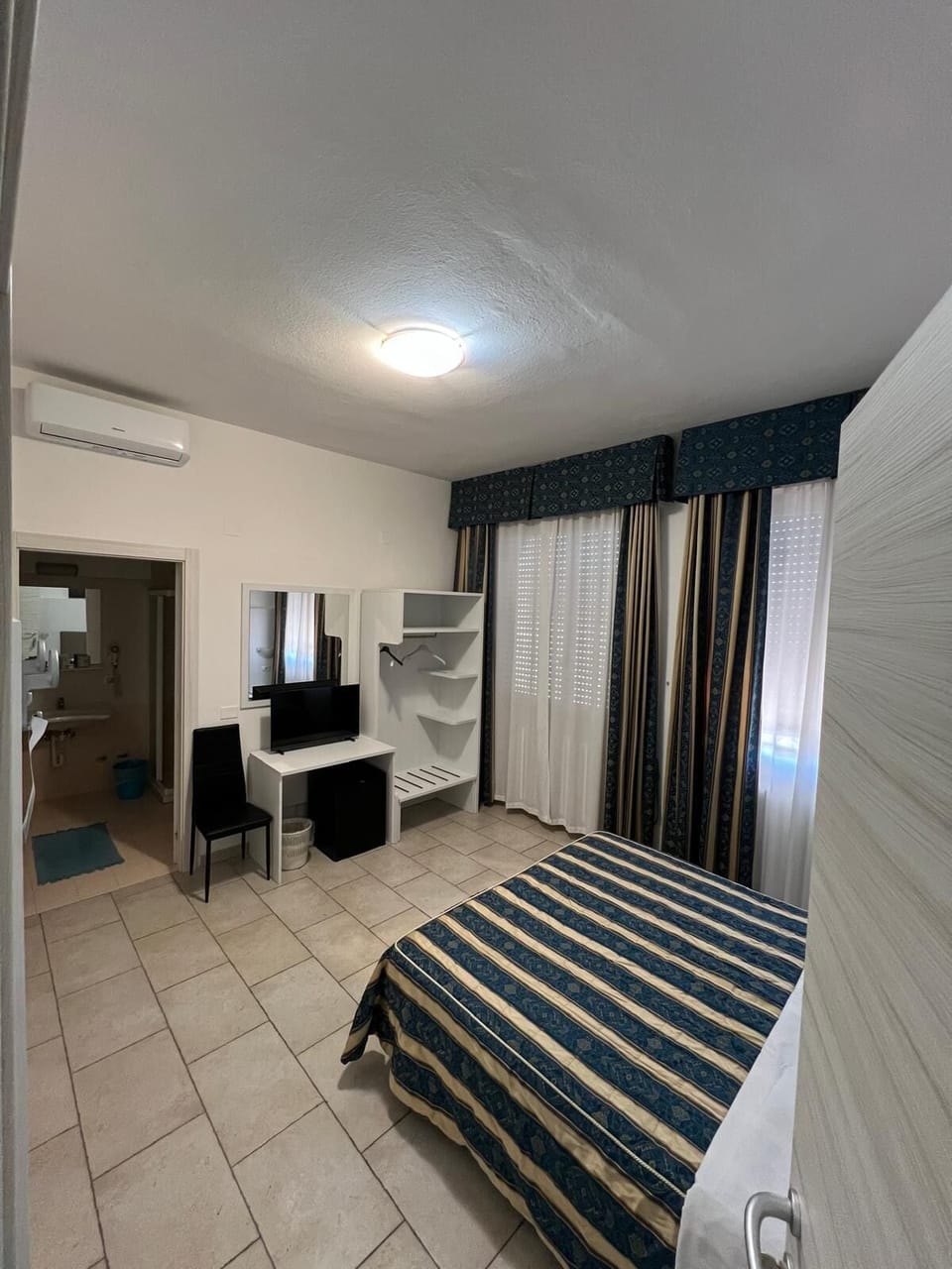 Classic Double Room, 1 Double Bed | Down comforters, desk, WiFi (free), bed sheets