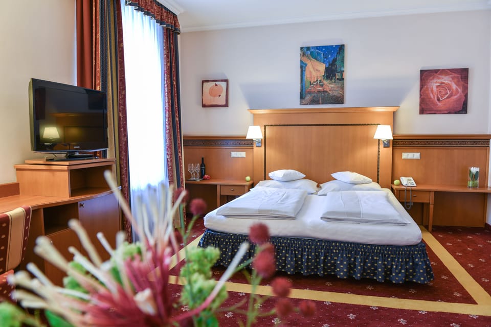 Suite | In-room safe, desk, laptop workspace, blackout drapes