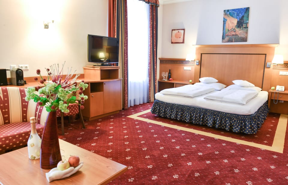 Suite | In-room safe, desk, laptop workspace, blackout drapes
