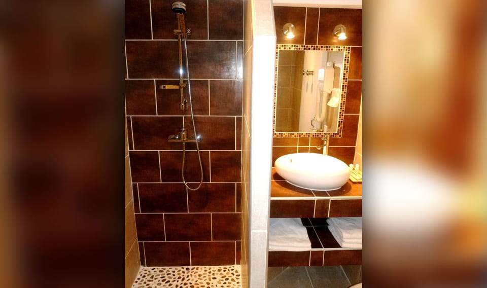 Double Room | Bathroom | Free toiletries, hair dryer, towels