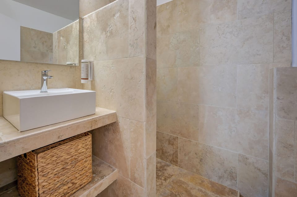 Superior Double Room | Bathroom | Free toiletries, hair dryer, towels