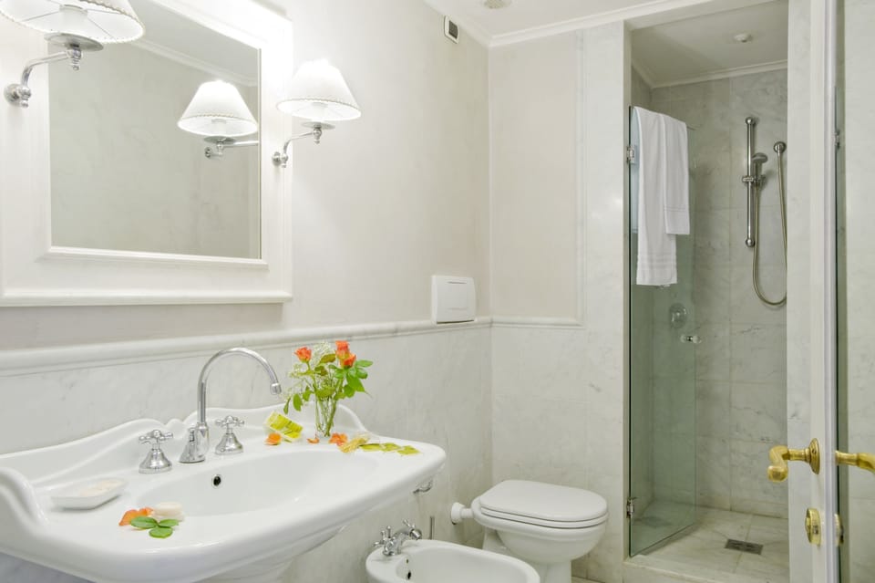 Deluxe Double Room, Private Bathroom | Bathroom | Free toiletries, hair dryer, bidet, towels