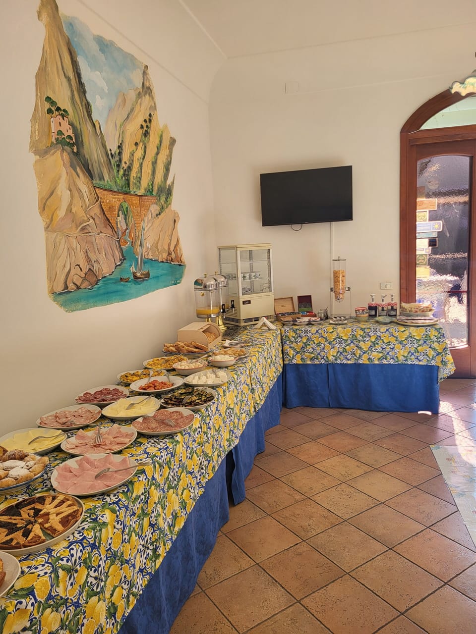Free daily continental breakfast
