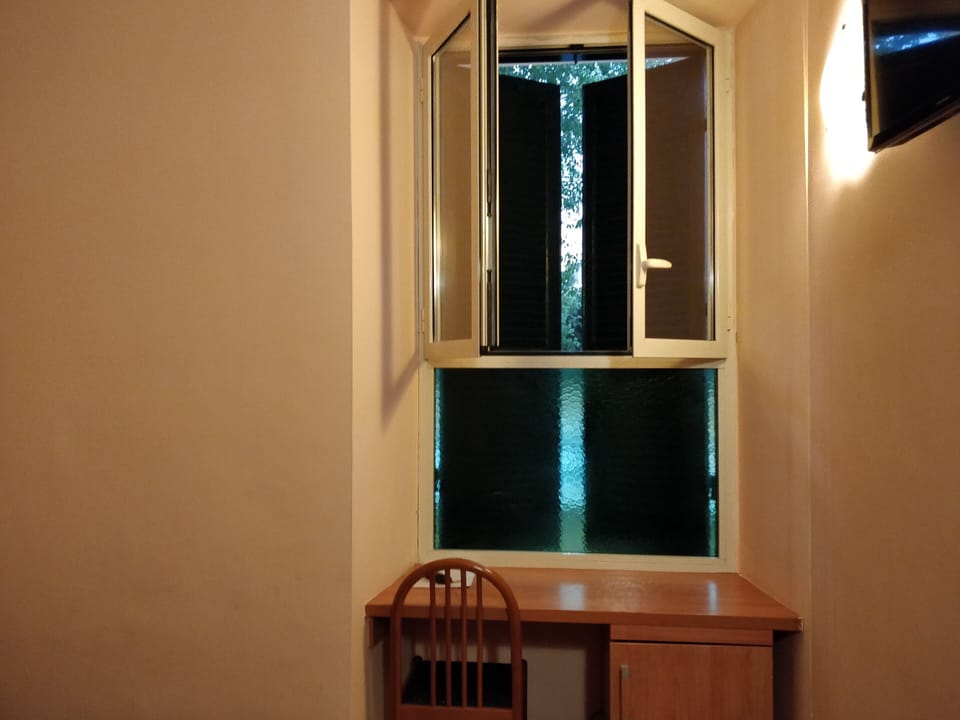 Family Triple Room | In-room safe, desk, WiFi (free), bed sheets