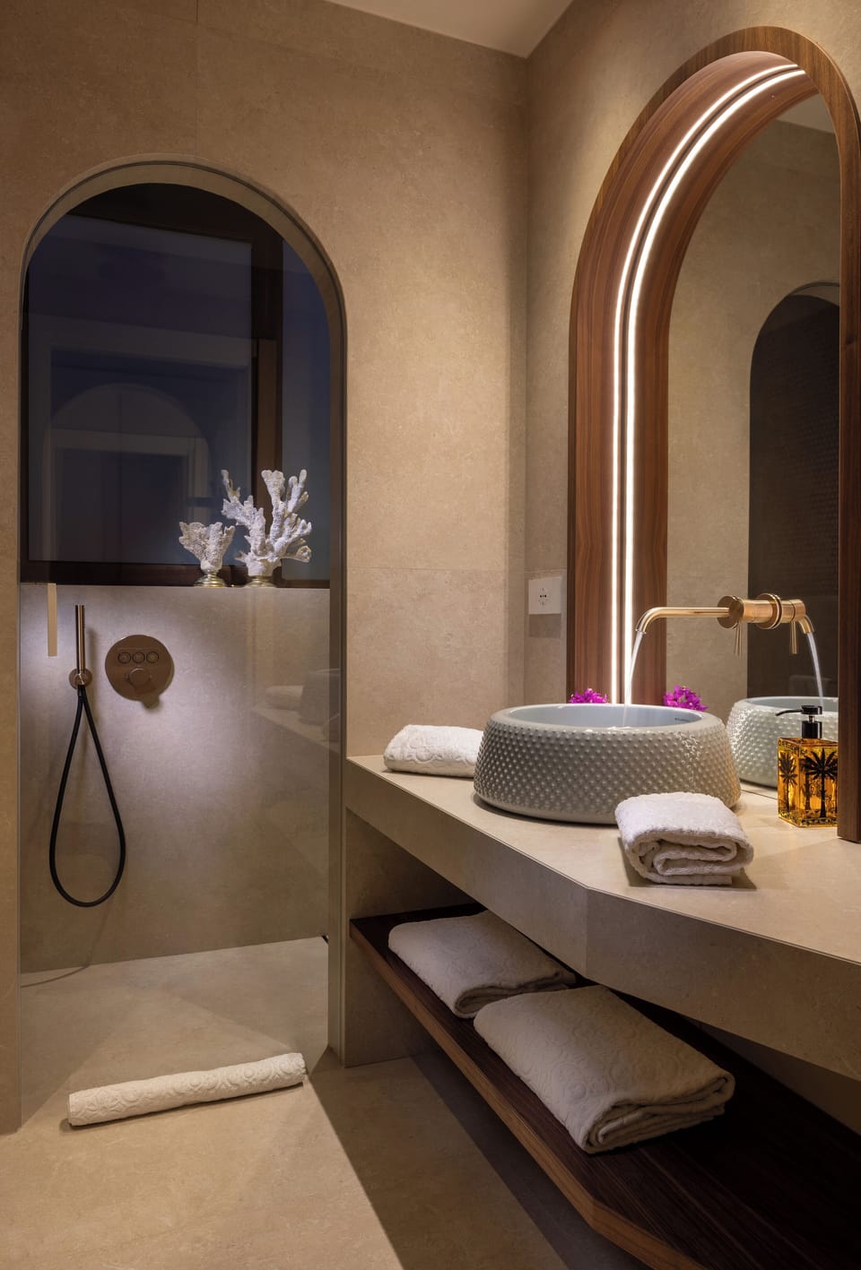 Junior Suite | Bathroom | Free toiletries, hair dryer, slippers, towels