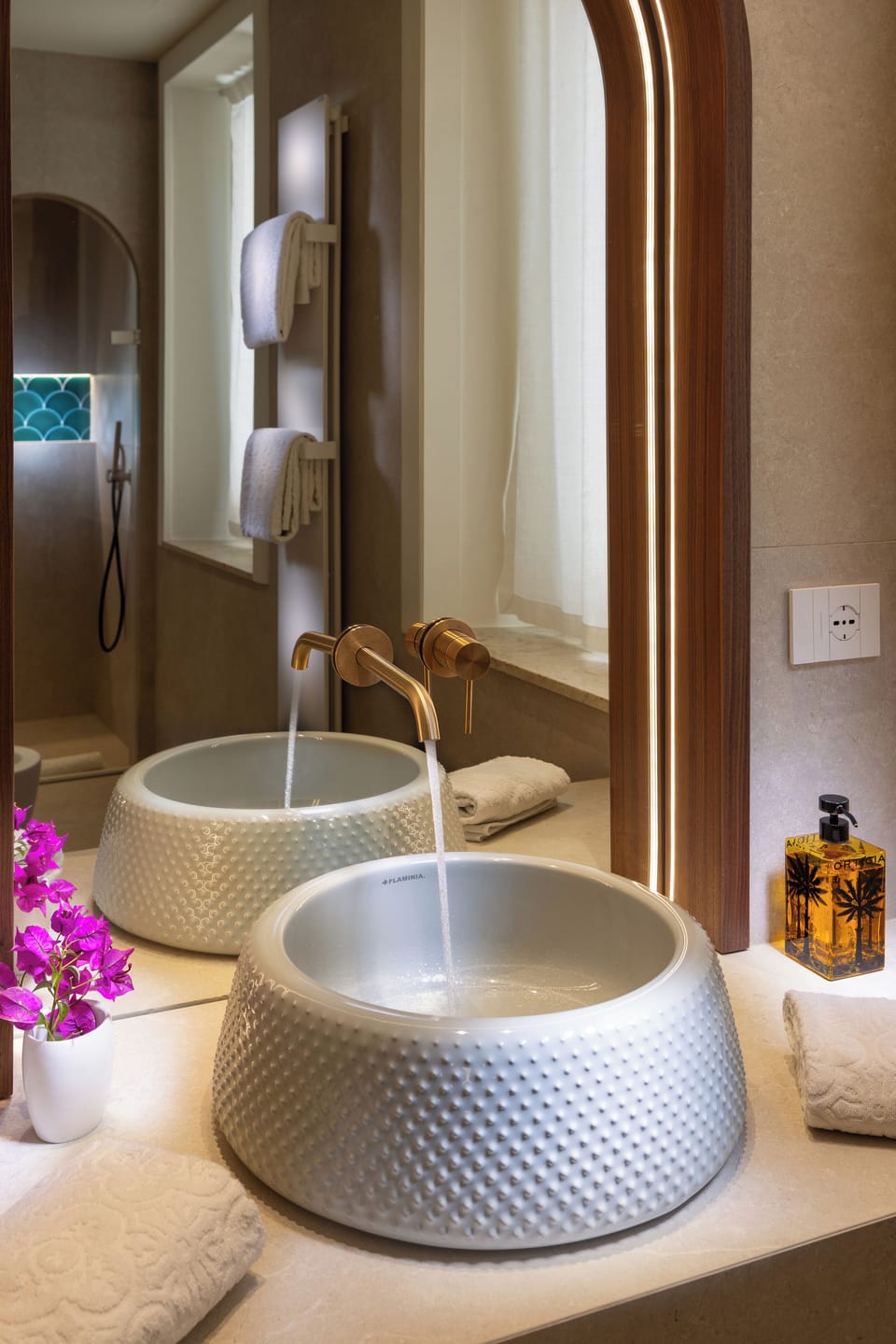 Junior Suite | Bathroom | Free toiletries, hair dryer, slippers, towels
