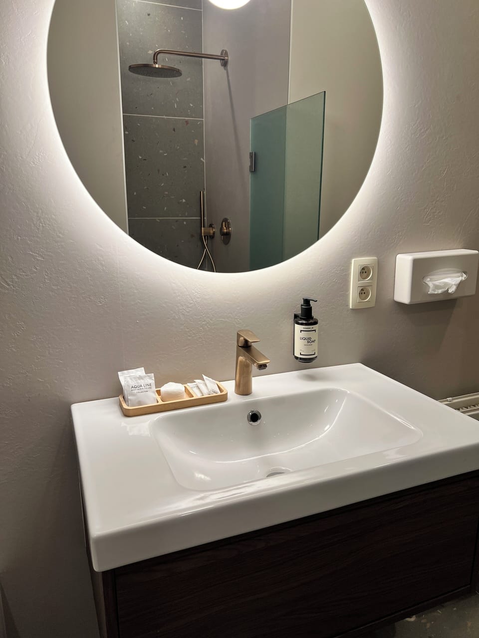Separate tub and shower, free toiletries, hair dryer, towels