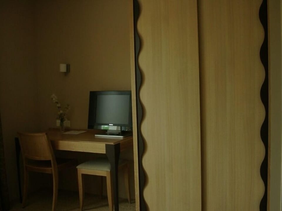 Comfort Single Room | Living room | 70-cm flat-screen TV with digital channels, TV