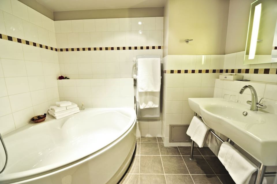 Privilege Triple Room | Bathroom | Hair dryer, towels