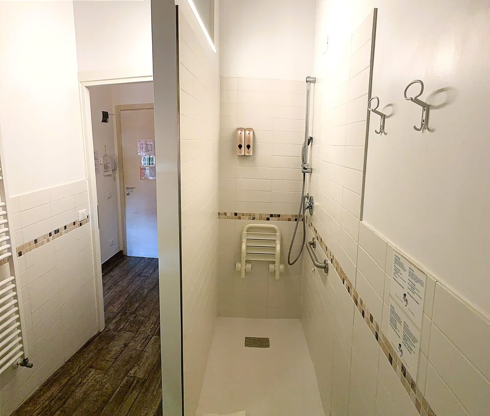 Double Room, Accessible - ENTRY WITH CODE AND KEYPAD AND ONLINE CHECK-IN | Bathroom | Shower, rainfall showerhead, free toiletries, hair dryer