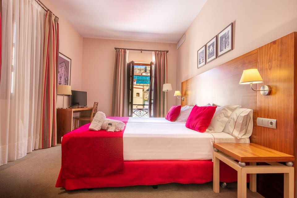 Double or Twin Room | In-room safe, desk, laptop workspace, soundproofing