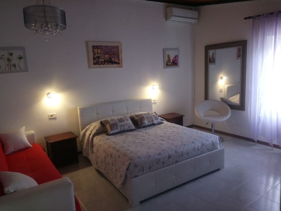 Triple Room | Premium bedding, minibar, individually furnished, desk