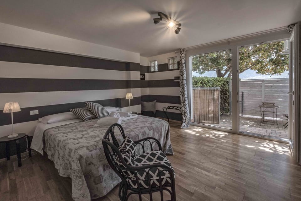 Design Double Room, 1 Double Bed, Ensuite, Garden View | Egyptian cotton sheets, down comforters, iron/ironing board, free WiFi