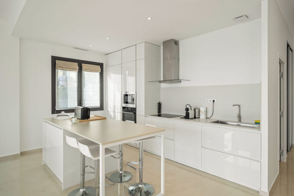 Deluxe Suite | Living area | 60-cm flat-screen TV with satellite channels, Netflix