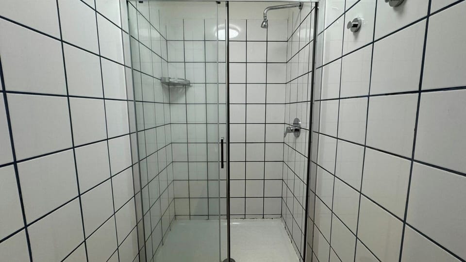 Shared Dormitory, Mixed Dorm, Ensuite (6 beds) | Bathroom | Hair dryer, towels