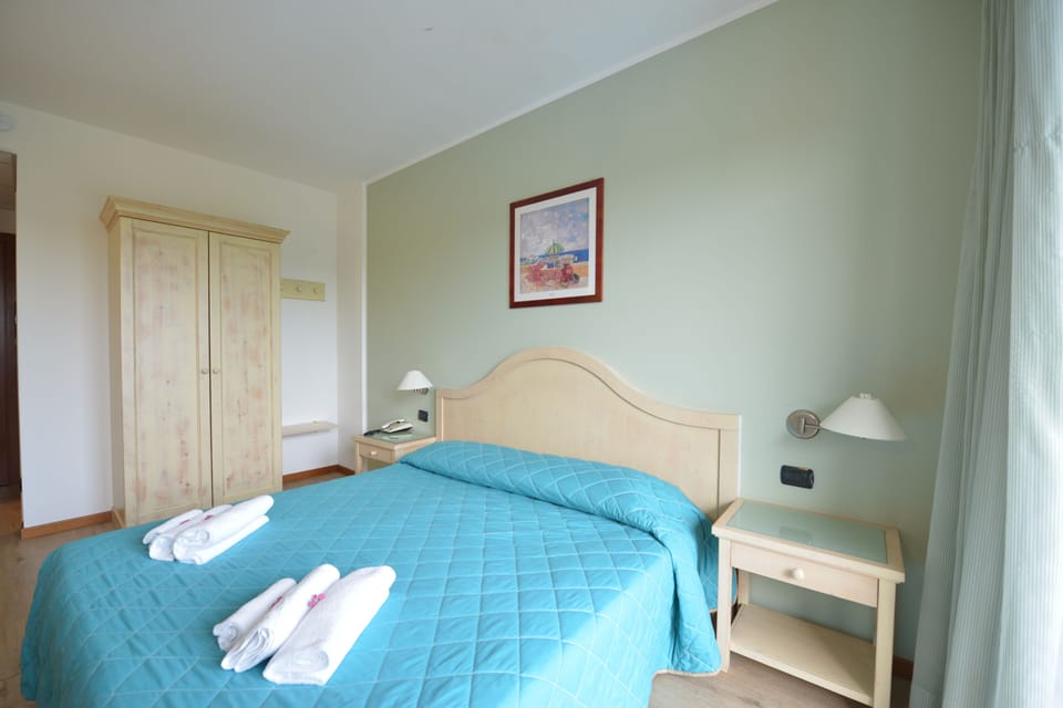 Double Room | Minibar, in-room safe, desk, blackout drapes
