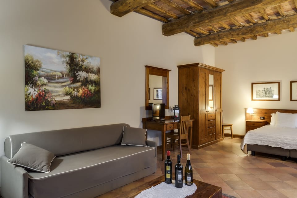 Comfort Room | Minibar, in-room safe, individually decorated, free WiFi
