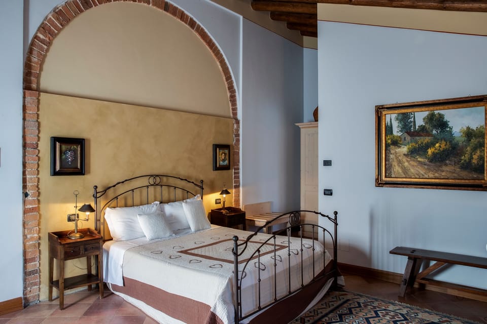 Deluxe Room | Minibar, in-room safe, individually decorated, free WiFi