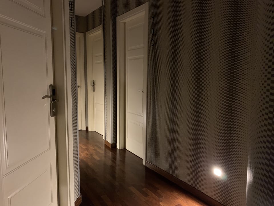 Comfort Room, 1 Queen Bed with Sofa bed | In-room safe, laptop workspace, soundproofing, free WiFi