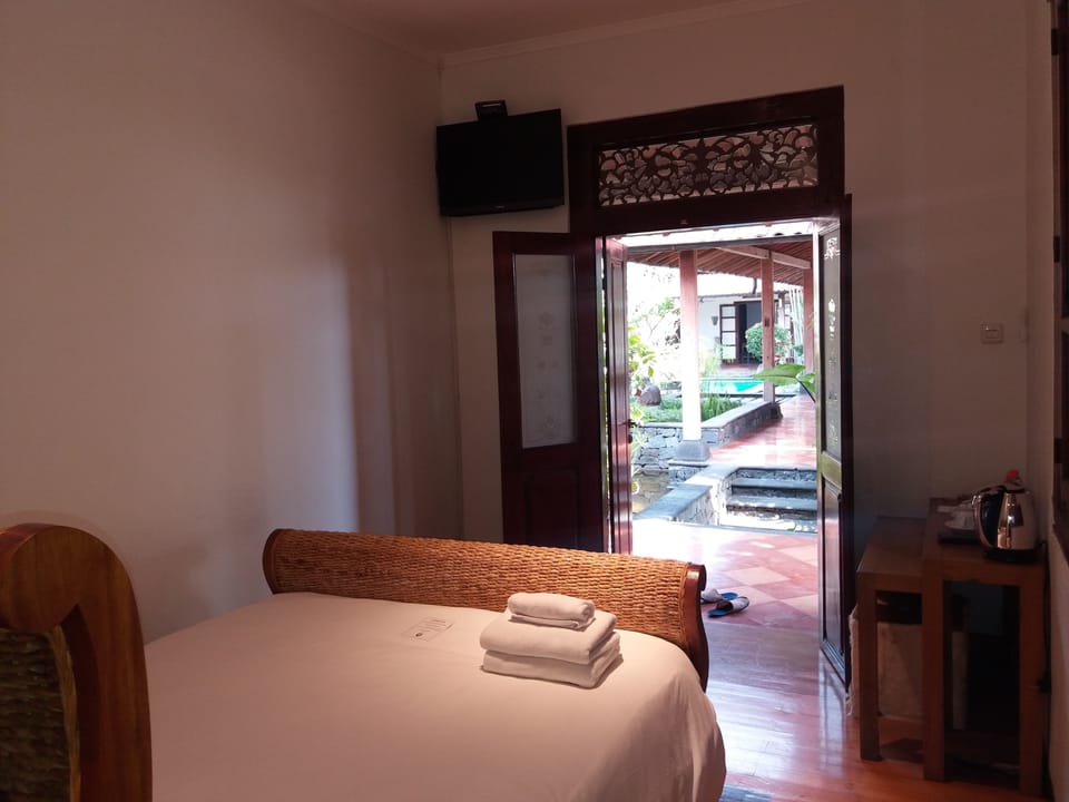 Deluxe Room | 1 bedroom, desk, free WiFi