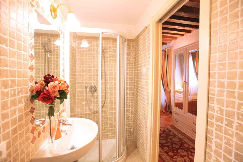 Classic Double Room | Bathroom shower