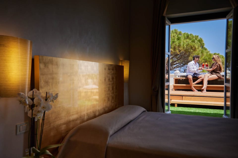 Deluxe Double or Twin Room | Minibar, in-room safe, free WiFi, bed sheets