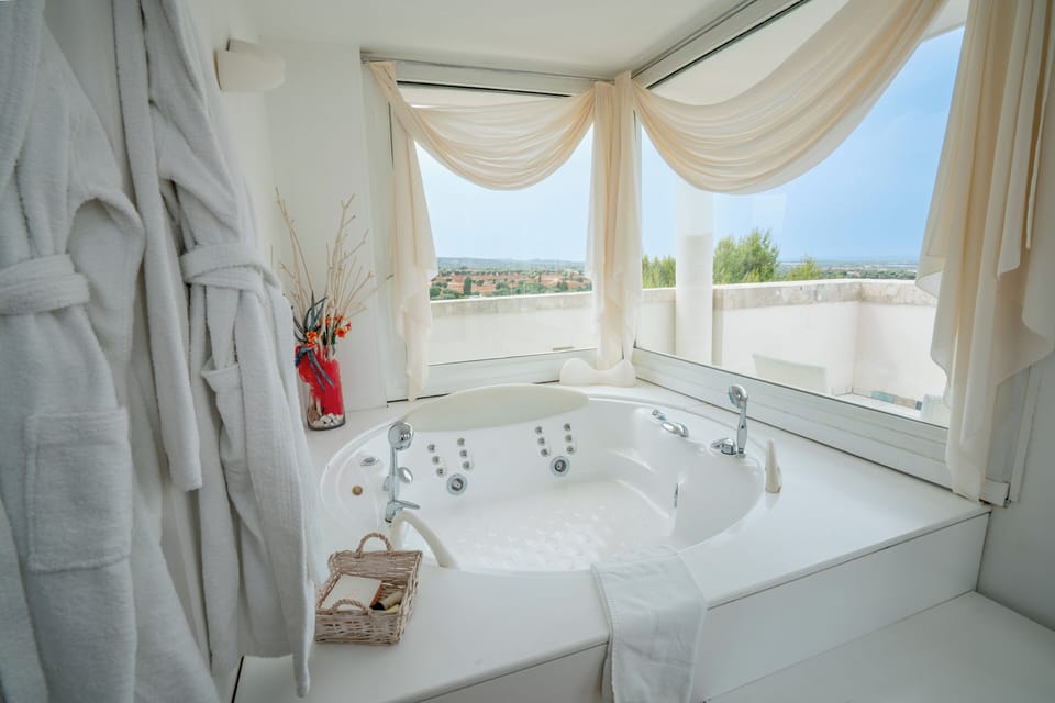 Suite (San Tommaso) | Bathroom | Jetted tub, hair dryer, bathrobes, towels