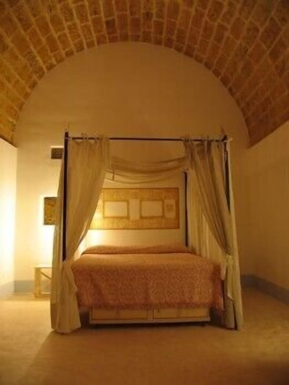 Premium bedding, desk, iron/ironing board, free cribs/infant beds