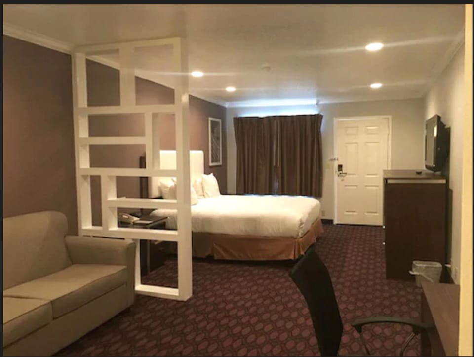 King Feature with Sofa bed | Desk, soundproofing, iron/ironing board, free WiFi
