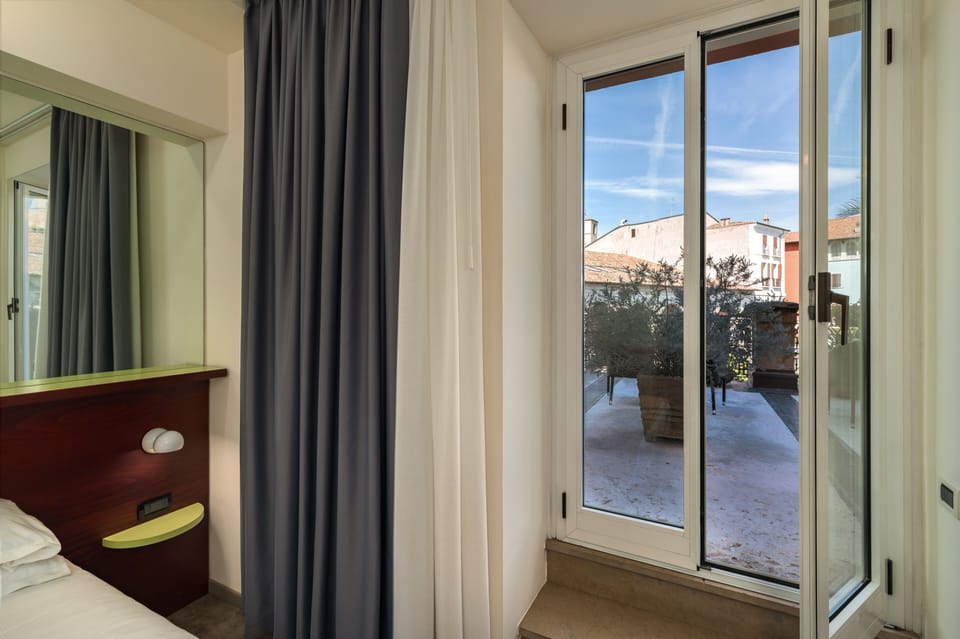 Premium bedding, down comforters, minibar, in-room safe